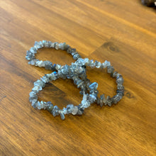 Load image into Gallery viewer, Labradorite Chip Bracelet